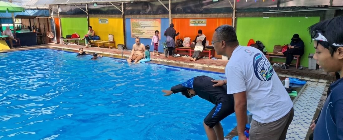 Minggu Pagi Penuh Semangat, 14 Atlet Semi Progresif Embun Pagi Swimming Club Asah Teknik Renang Gaya bebas dan Gaya Punggung
