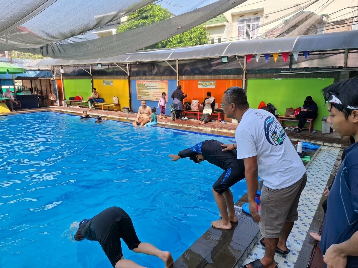 Minggu Pagi Penuh Semangat, 14 Atlet Semi Progresif Embun Pagi Swimming Club Asah Teknik Renang Gaya bebas dan Gaya Punggung Minggu Pagi Penuh Semangat, 14 Atlet Semi Progresif Embun Pagi Swimming Club Asah Teknik Renang Gaya bebas dan Gaya Punggung