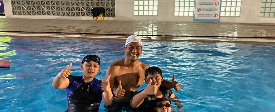 BUKAN SEKADAR LATIHAN! COACH DEWAN GEMBLENG ATLET EMBUN PAGI SWIMMING CLUB KUASAI GAYA BEBAS DAN GAYA DADA