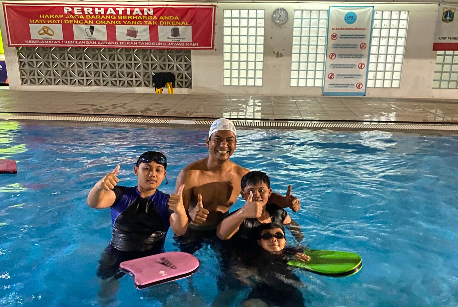 BUKAN SEKADAR LATIHAN! COACH DEWAN GEMBLENG ATLET EMBUN PAGI SWIMMING CLUB KUASAI GAYA BEBAS DAN GAYA DADA BUKAN SEKADAR LATIHAN! COACH DEWAN GEMBLENG ATLET EMBUN PAGI SWIMMING CLUB KUASAI GAYA BEBAS DAN GAYA DADA