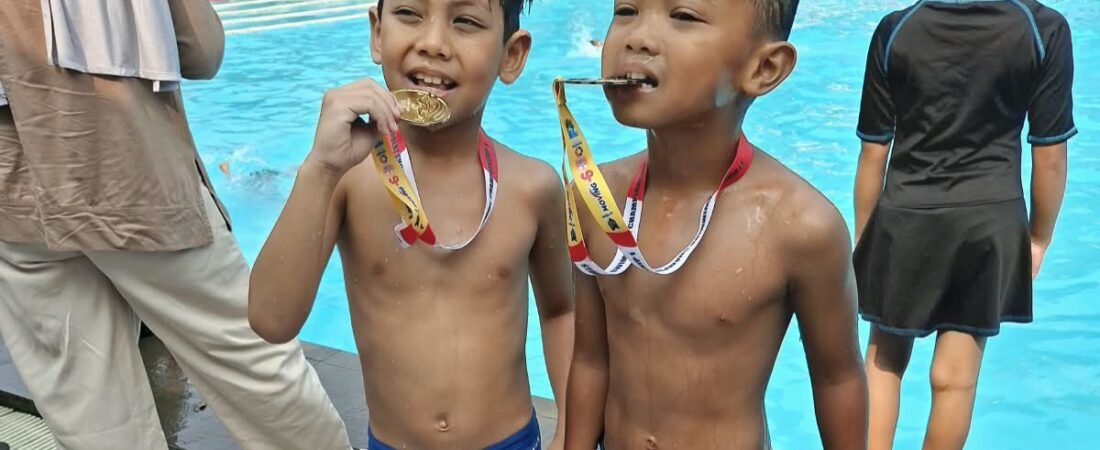 Bikin Bangga! Dua Bocah Embun Pagi Swimming Club Borong Emas di Kolam Renang Otista