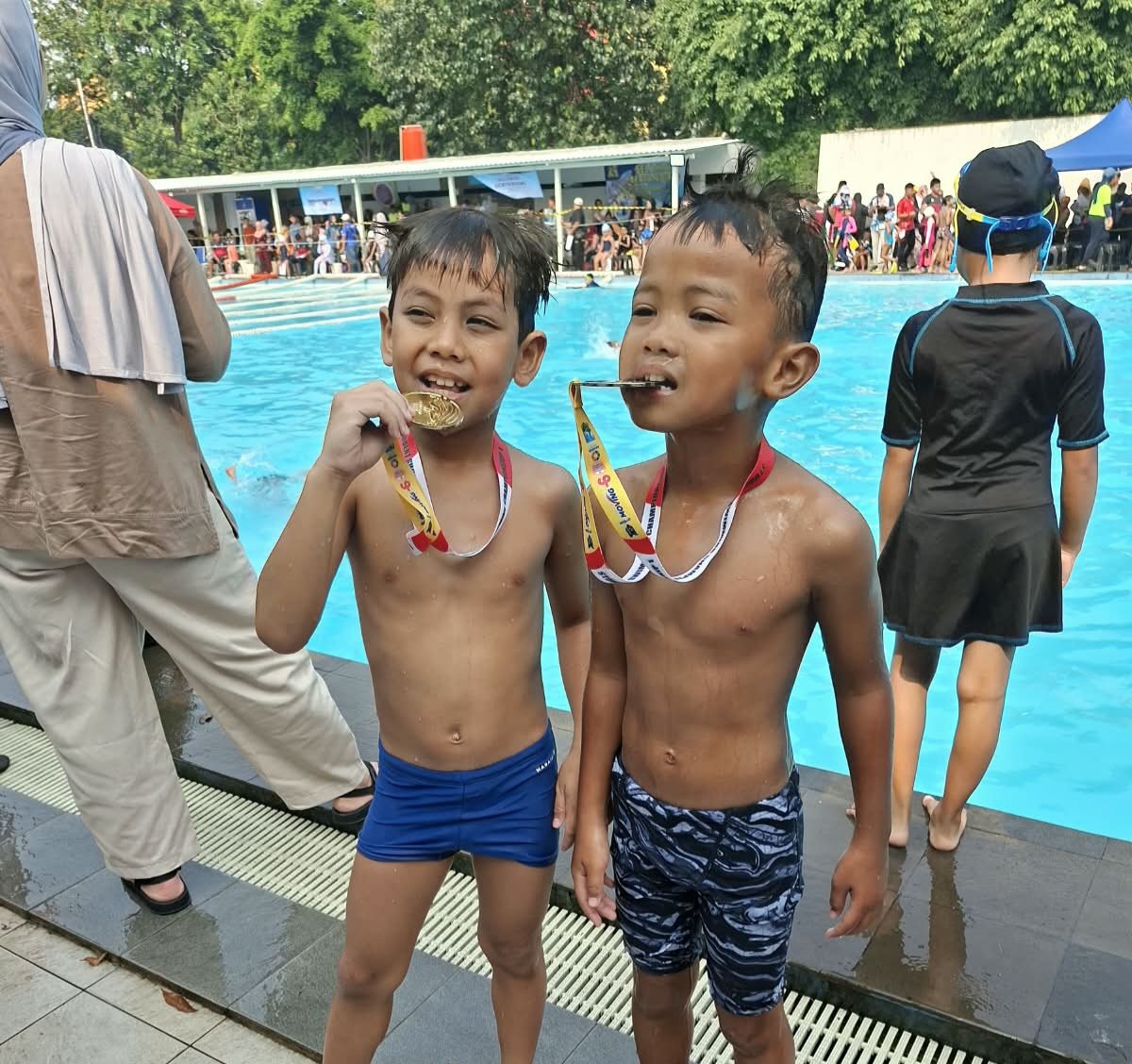 Bikin Bangga! Dua Bocah Embun Pagi Swimming Club Borong Emas di Kolam Renang Otista Bikin Bangga! Dua Bocah Embun Pagi Swimming Club Borong Emas di Kolam Renang Otista
