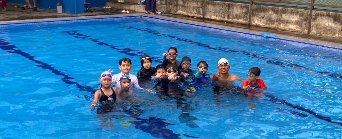 Bukan Sekadar Berenang! Embun Pagi Swimming Club Genjot Teknik Gaya Bebas dan Punggung dalam Latihan Semi Progresif