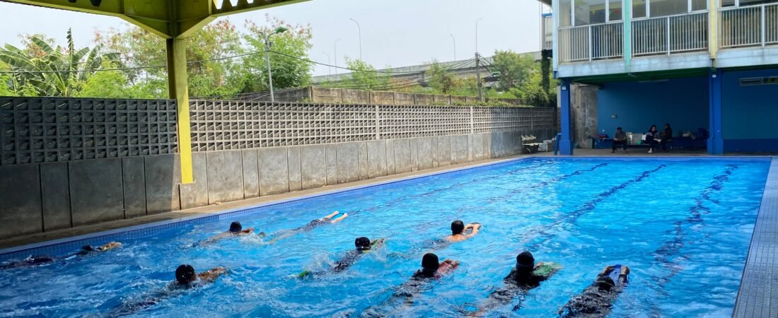 12 Atlet Semi Progresif Embun Pagi Swimming Club Digenjot Kecepatan Kaki, Latihan Minggu Pagi Jadi Ajang Uji Ketangguhan 12 Atlet Semi Progresif Embun Pagi Swimming Club Digenjot Kecepatan Kaki, Latihan Minggu Pagi Jadi Ajang Uji Ketangguhan