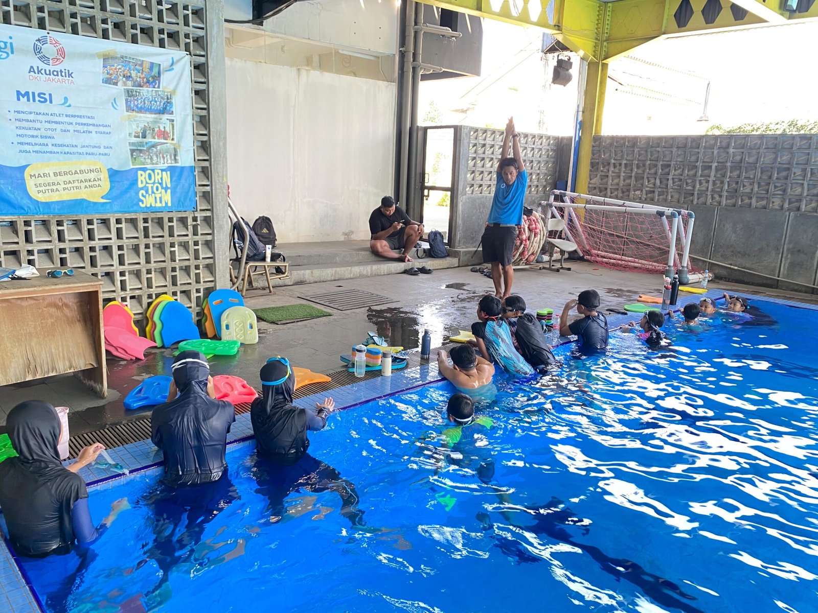 Sepekan Libur, Embun Pagi Swimming Club Kembali Menggelegak! Senyum Atlet Warnai Latihan Perdana di Kolam Embun Pagi